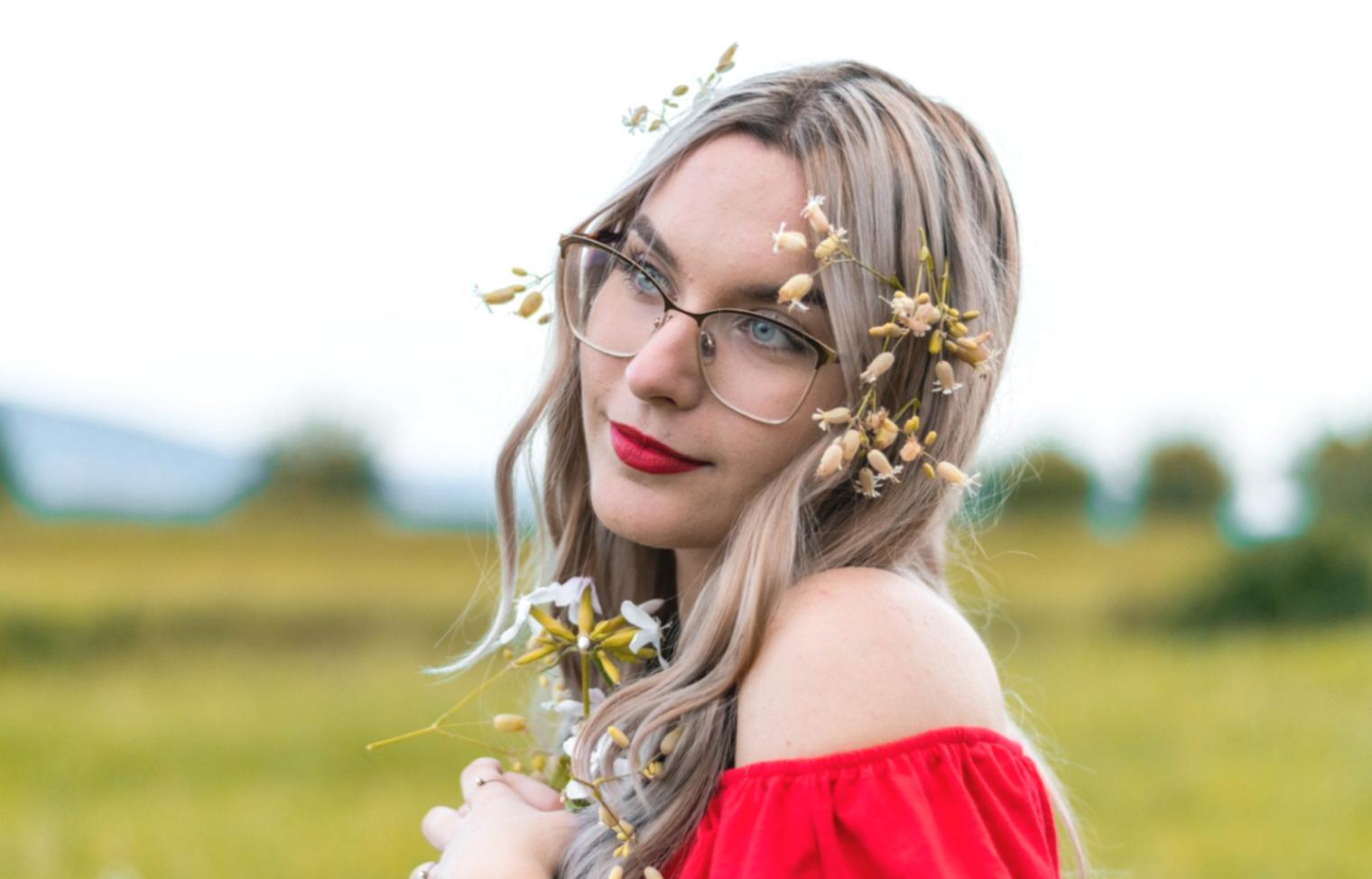 Professionelles Makeup-Setup mit verschiedenen Produkten und Pinseln für Fotoshooting-Vorbereitung