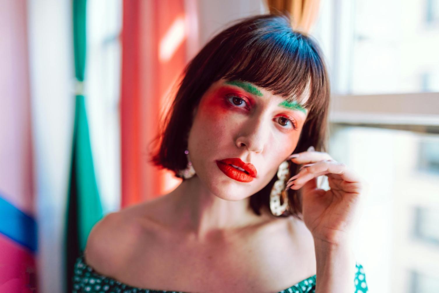 Detailaufnahme von professioneller Make-up Technik bei schwierigen Lichtverhältnissen